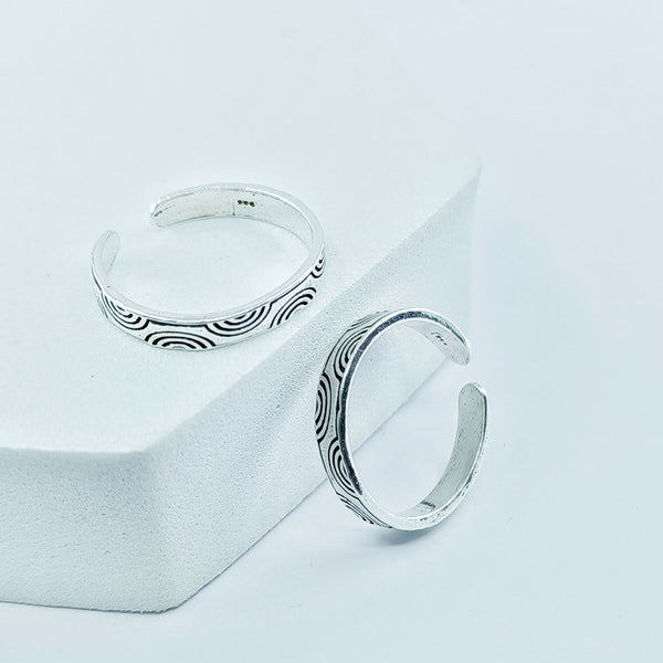Circle Pattern Oxidised Adjustable Toe Ring: 925 Sterling Silver