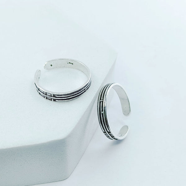 Oxidised Lines Silver Toe Ring: 925 Sterling Silver