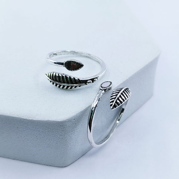 Leaf Defined Oxidised Adjustable SilverToe Ring: 925 Sterling Silver
