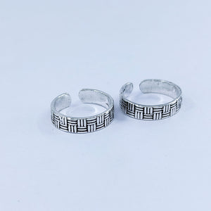 Square Pattern Oxidised Adjustable Toe Ring: 925 Sterling Silver