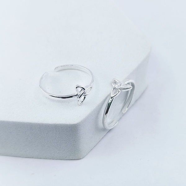 Teesta Flower Defined Silver Adjustable Toe Ring: 925 Sterling Silver