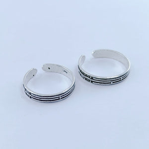 Teesta Oxidised Lines Silver Toe Ring: 925 Sterling Silver