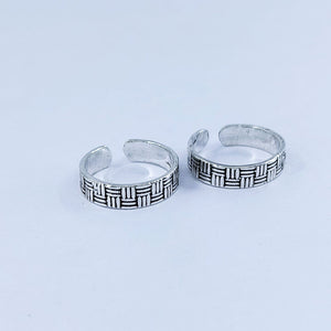 Teesta Square Pattern Oxidised Adjustable Toe Ring: 925 Sterling Silver
